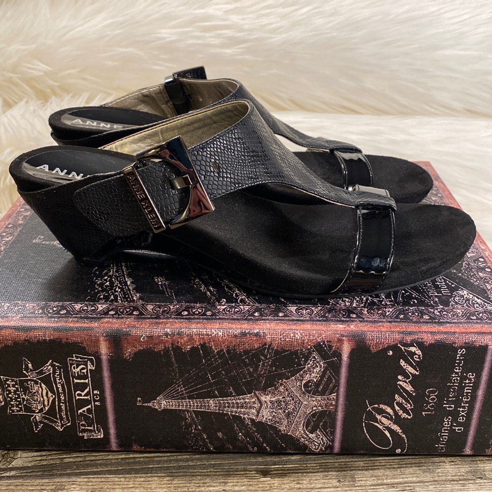 ANNE KLEIN SLIP ON LARGE BUCKLE SANDALS. SZ. 8-1/2